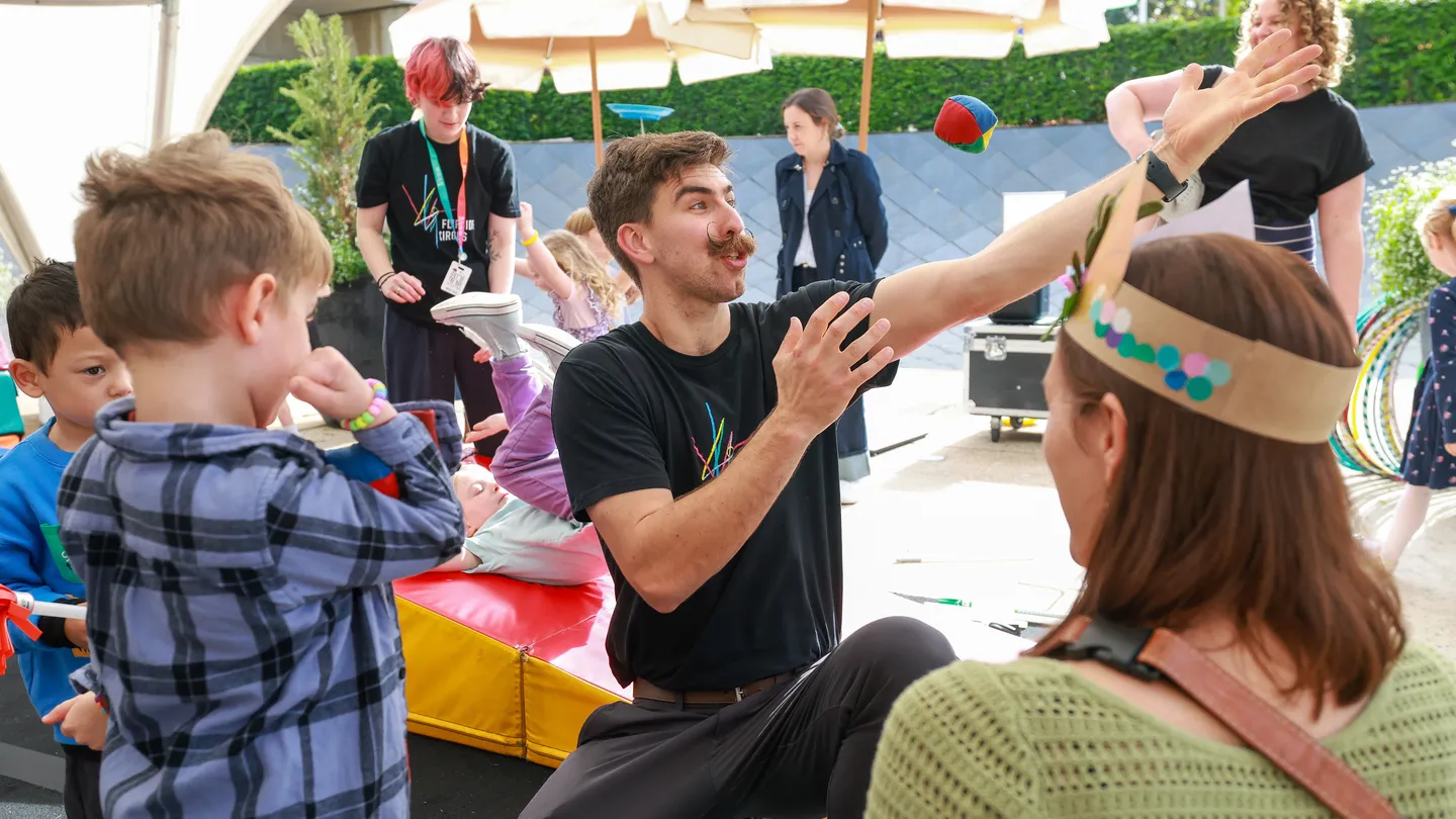 26_flipside-circus_ground-based-workshops_on-location-credit-pete-wallis-(3)
