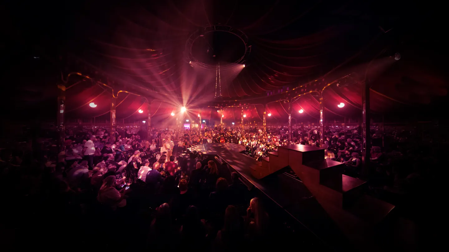 bf26_spiegeltent2_build_v1_