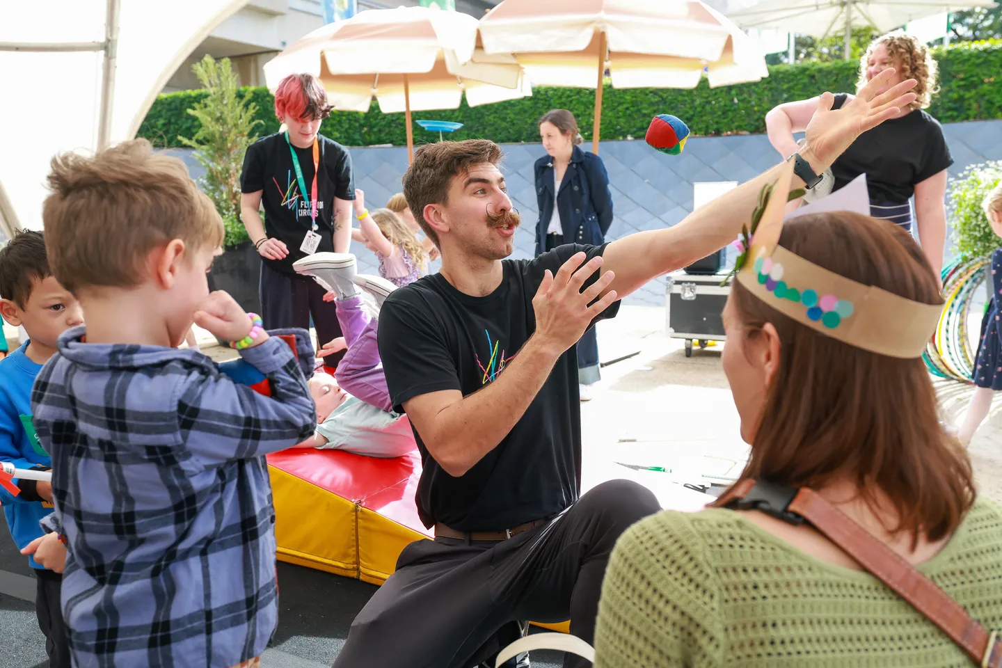 26_flipside-circus_ground-based-workshops_on-location-credit-pete-wallis-(3)