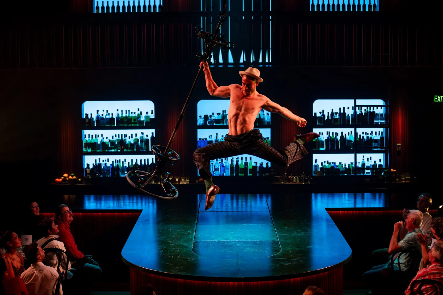 full-suite-dan-boud_gatsby-at-the-green-light_sydney-opera-house_credit_daniel-boud_027