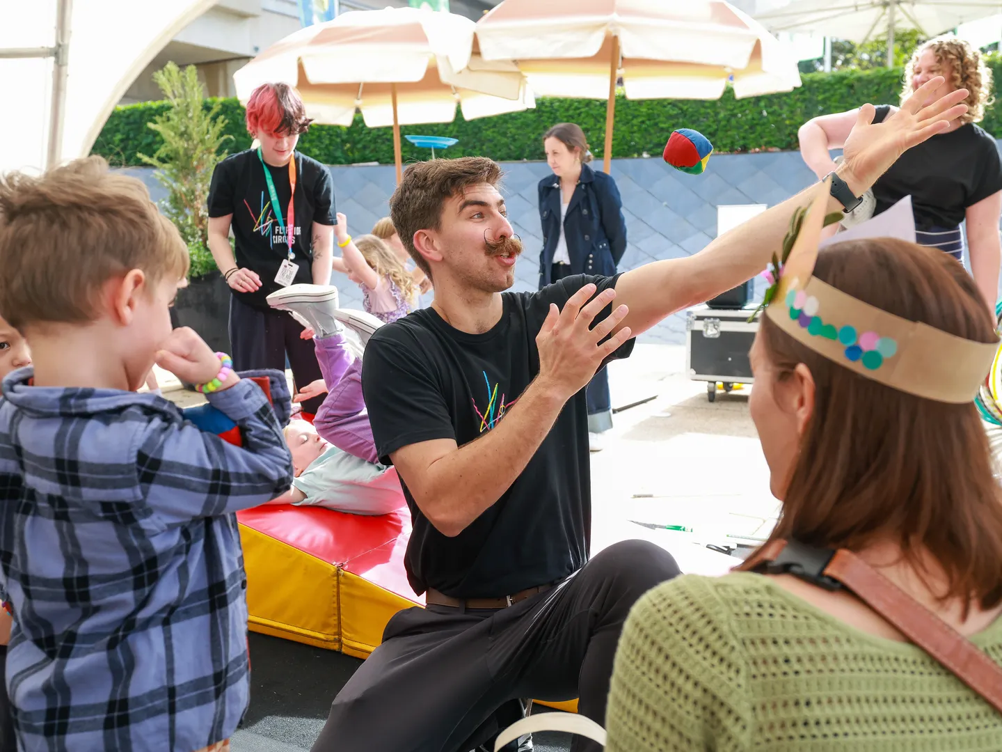 26_flipside-circus_ground-based-workshops_on-location-credit-pete-wallis-(3)