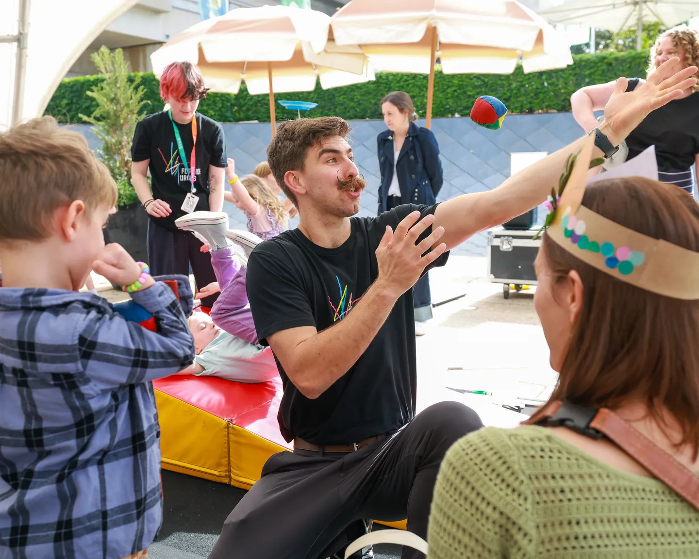 26_flipside-circus_ground-based-workshops_on-location-credit-pete-wallis-(3)